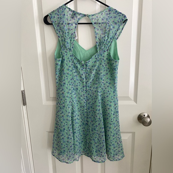 NEW WITH TAGS FOREVER 21 FLORAL DRESS - Picture 3 of 4